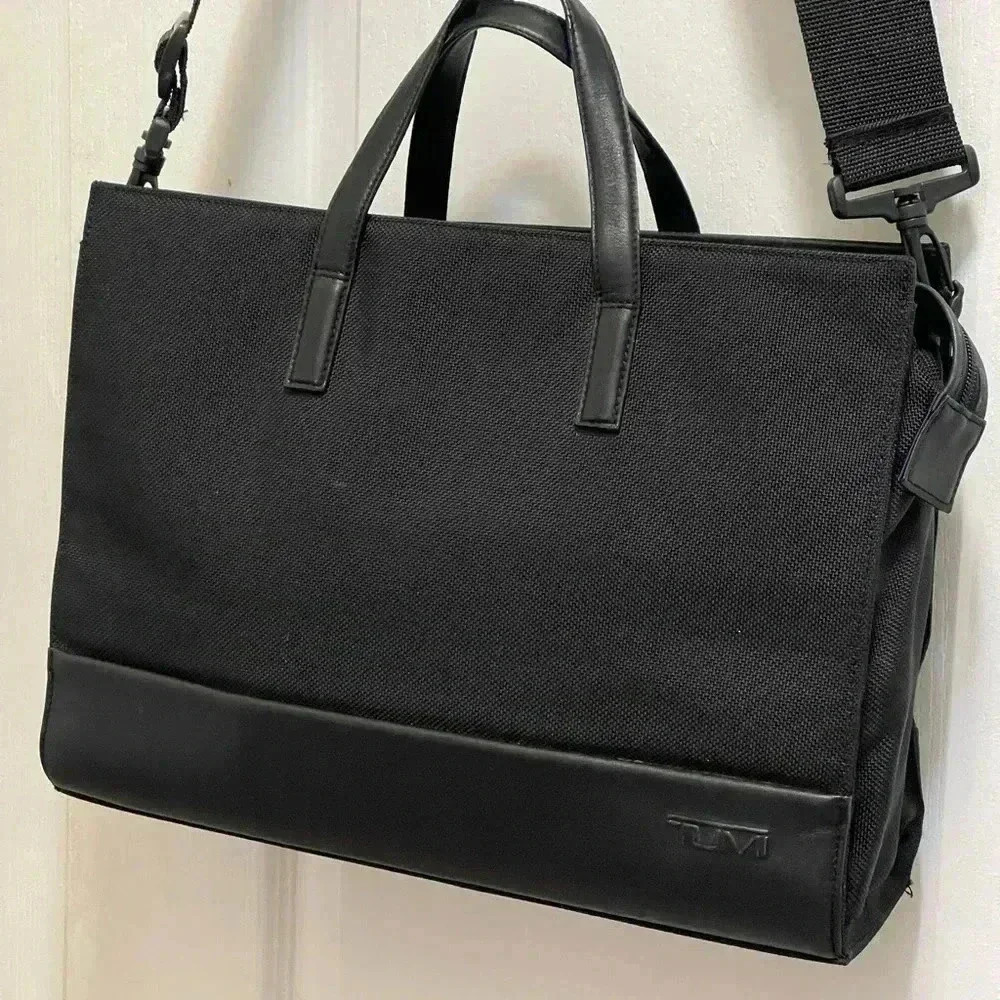 Tumi Ballistic Nylon leather
Briefcase long adjustable padded shoulder straps - Picture 4 of 16